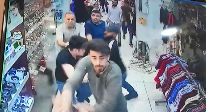 Esenyurt'ta bıçaklı tadilat kavgası kamerada