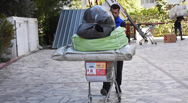 Evleri zarar gören depremzedeler taşınıyor