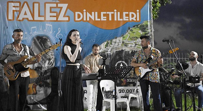 Falezlerde müzik ziyafeti devam ediyor