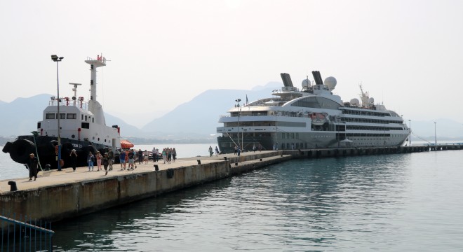 Fransız turistler gemiyle Alanya'ya geldi