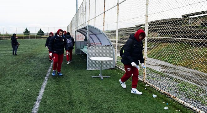 Futbolcular maçtan sonra çöp topladı