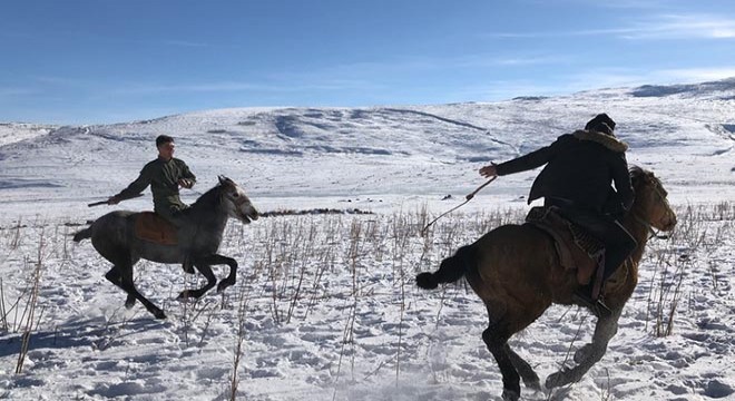 Geleceğin ciritçileri karda yetişiyor