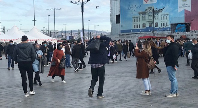 Güzel havayı gören Eminönü ve Galata Köprüsü'ne akın etti