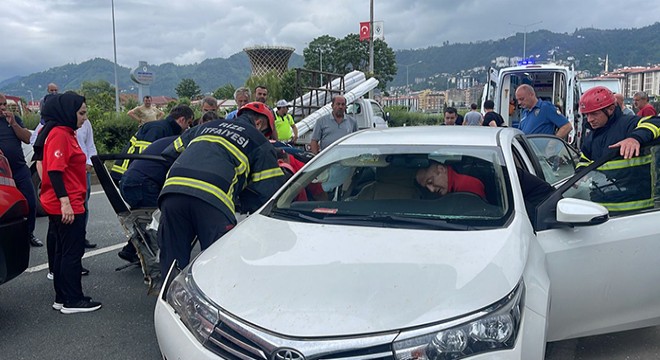 Hafif ticari araca çarpan otomobil karşı şeride geçti; 3 yaralı