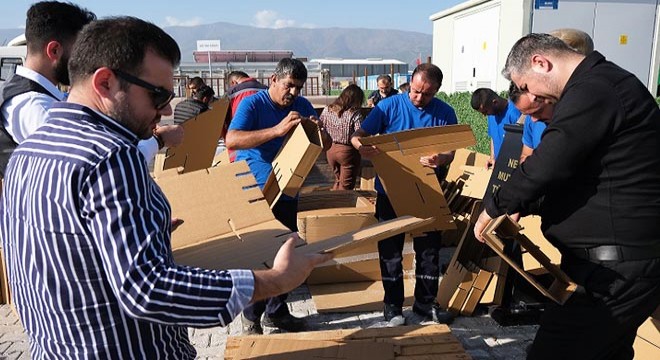 Hatay'daki öğrencilere mukavvadan sıra ve sandalye hediye edildi