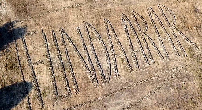 Funda Arar'ın adını, traktörle tarlasına yazdı