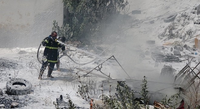 Hurda deposunda çıkan yangın söndürüldü