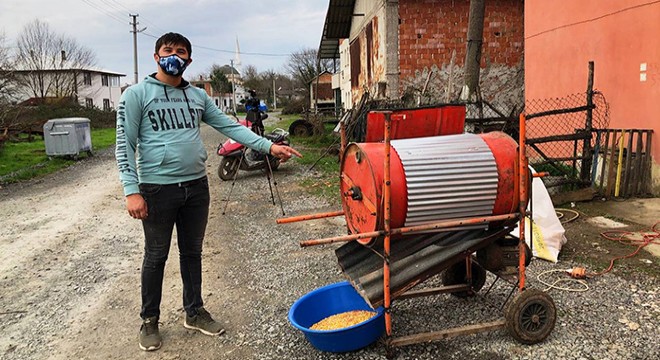 Hurda malzemelerden mısır taneleme makinesi yaptı