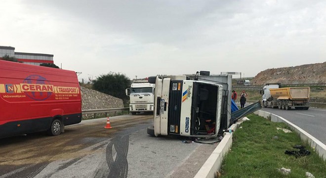 Hurda yüklü kamyon devrildi; yola mazot yayıldı