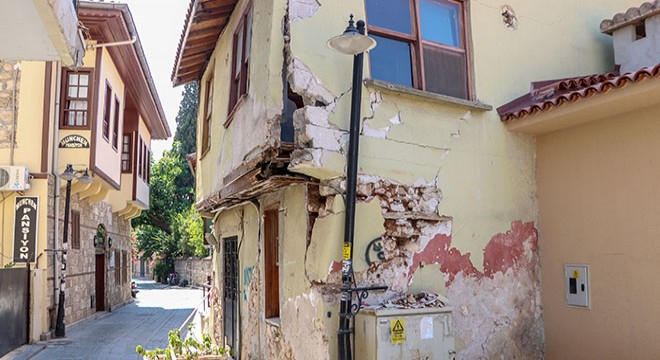 İş yerinin duvarını sokak lambası direği ayakta tutuyor