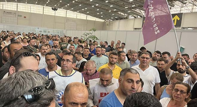 İzmir Büyükşehir Belediyesi'nde memurlar iş bıraktı