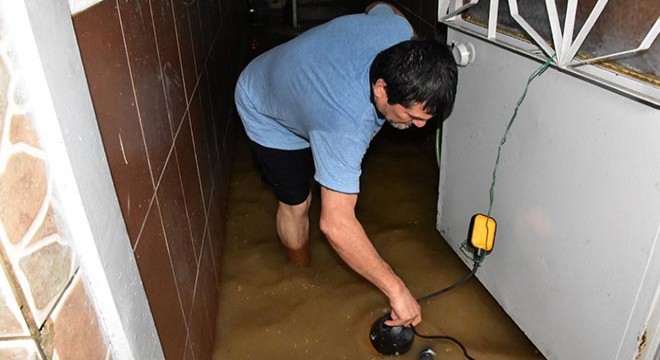 İzmir'de sağanak yağış hayatı olumsuz etkiledi