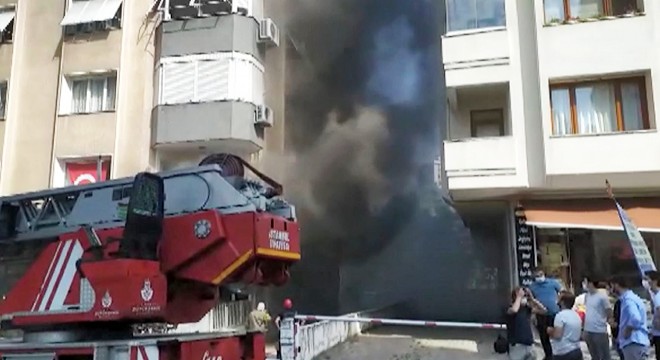 Kadıköy'de tuhafiye dükkanında yangın