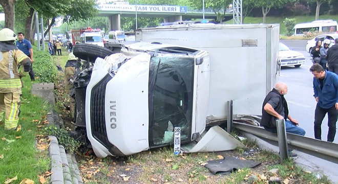 Kamyonet işçi servisine çarptı: 5 yaralı