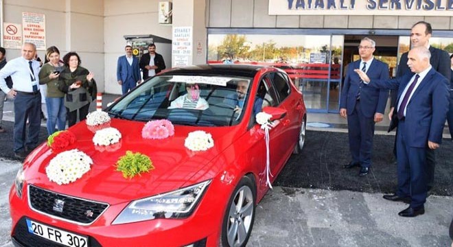 Kanseri yenen eşini gelin arabasıyla karşıladı