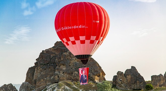 Kapadokya'da balonlar, Atatürk posterleriyle havalandı