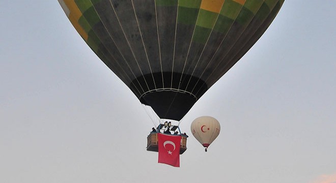 Kapadokya'da balonlar, Türk bayrakları ile havalandı