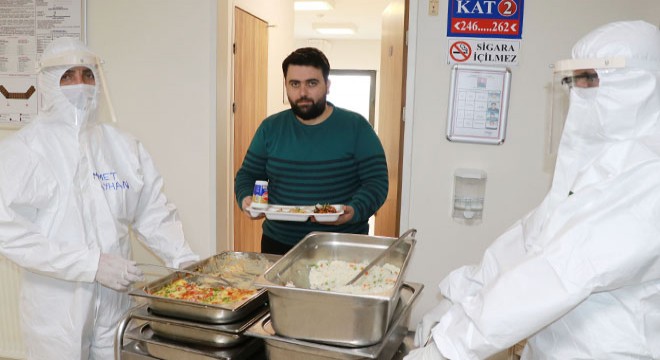 Karantinada kalanlara hijyenik şartlarda yemek dağıtımı