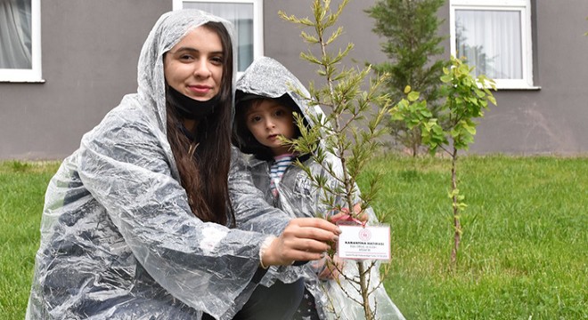 Karantinanın son gününde fidan dikip, memleketlerine uğurlandılar