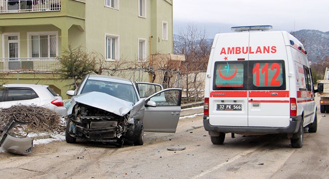 Kavşakta kaza: 2 yaralı