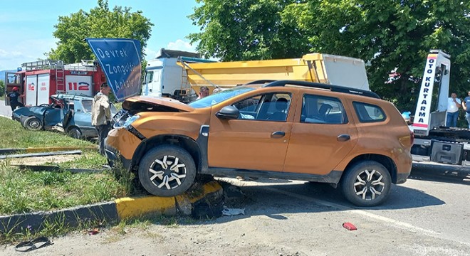 Kavşakta otomobiller çarpıştı; 1 ölü, 1 yaralı