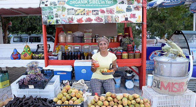 Kendi yetiştirdiği ürünleri turistlere satıyor