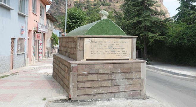 Kepçelerin kaldıramadığı türbe, yol ortasında kaldı