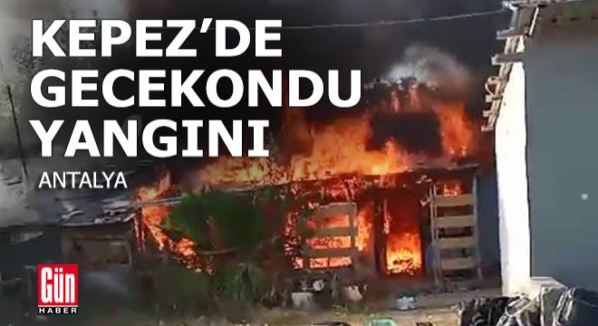 Kepez'de 2 gecekondu yandı