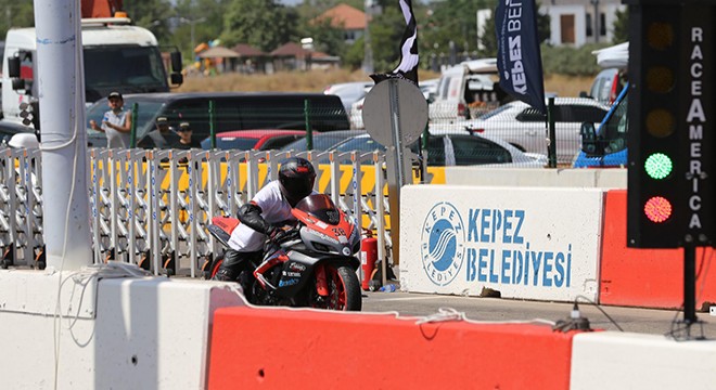 Kepez’de motodrag yarışları nefesleri kesti