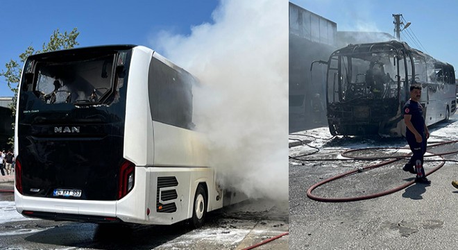 Kepez'de park halindeki otobüs yandı