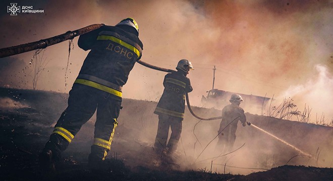 Kiev bölgesinde çalı yangını: Ekipler bir köyü kurtardı