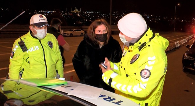 Kimlik soran polise banka kartı gösterdi