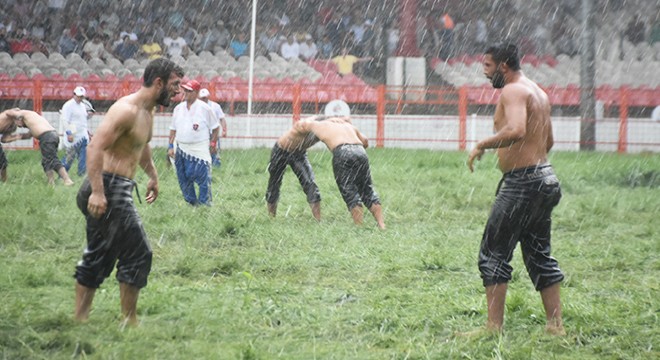 Kırkpınar'da pehlivanlar yağmura yakalandı