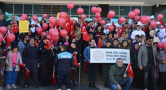 Kırmızı balonlar otizm farkındalığı için havalandı