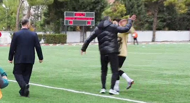 Kırmızı kart gören futbolcusunu tokatladı