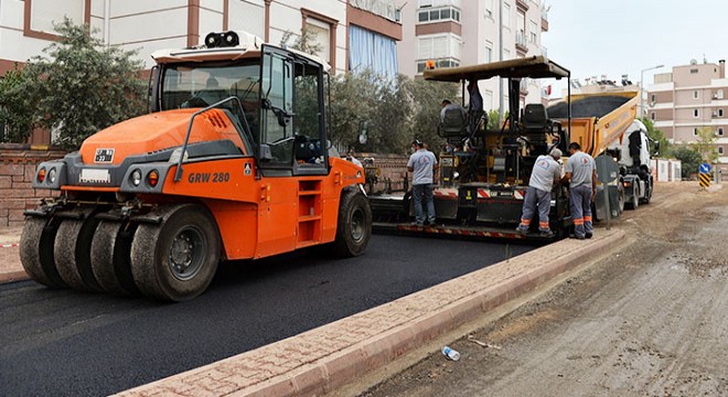 Kızıltoprak'ta asfalt çalışması