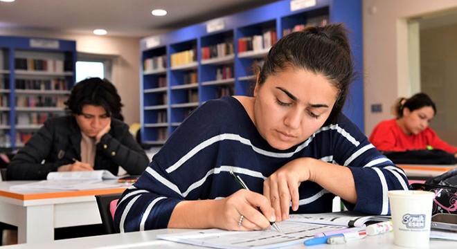 Konyaaltı Belediyesi Kütüphanesi buluşma noktası oldu