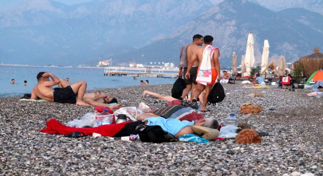 Konyaaltı Plajı'nda sabahlıyorlar