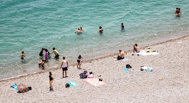 Konyaaltı Sahili'nde sıcak hava ve bayram yoğunluğu