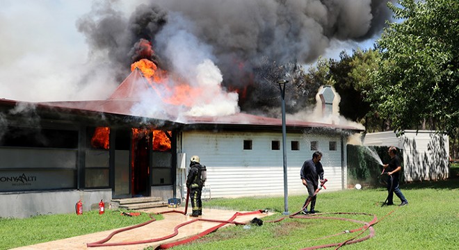 Konyaaltı'ndaki Hayat Park'ta bulunan restoran yandı