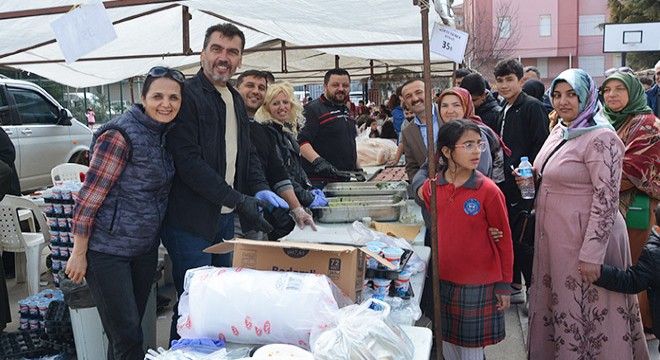 Korkuteli'nde öğrencilerden depremzedeler için kermes