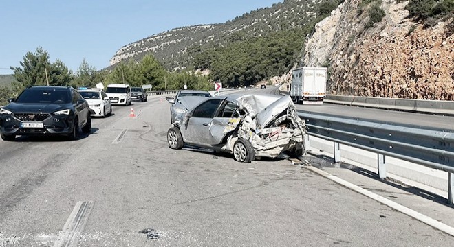 Korkuteli yolunda kaza; 1 ölü, 2 yaralı