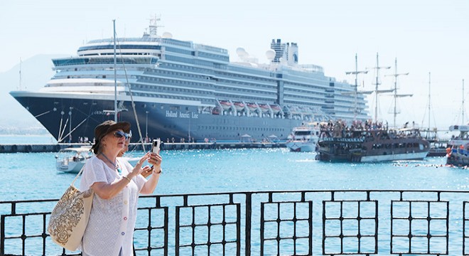 Kruvaziyerle 2199 turist Alanya'ya geldi