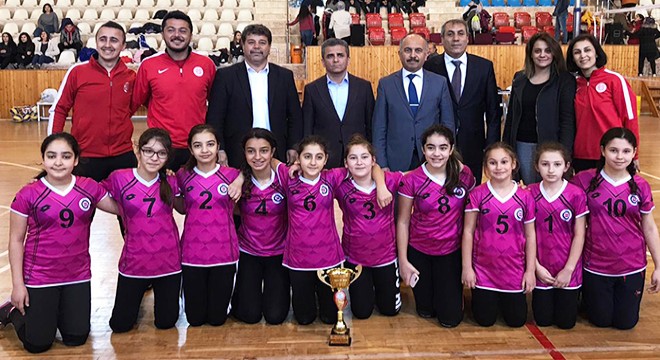 Küçük kızlar voleybol turnuvası sona erdi