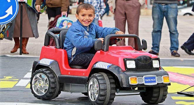 Küçük simitçiye, polislerden jest