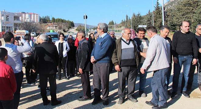 Mahalle sakinlerinden kavşak eylemi