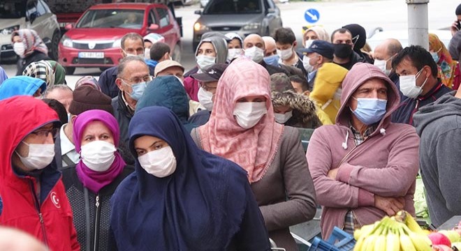 Markette indirim yapılınca koronavirüs tedbirleri unutuldu