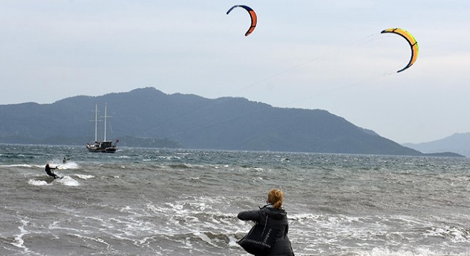 Marmaris'te fırtınayı fırsat bilip, sörf yaptılar