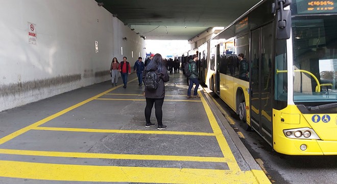 Metrobüs'te 'işaretli bekleme yeri' dönemi başladı