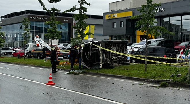 Minibüs aydınlatma direğine çarptı: 1 ölü, 4 yaralı